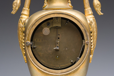 Pendule de chemin&eacute;e en bronze dor&eacute; de style empire &agrave; d&eacute;cor de cygnes, France, 19&egrave;me/20&egrave;me si&egrave;cle