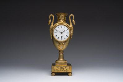 Pendule de chemin&eacute;e en bronze dor&eacute; de style empire &agrave; d&eacute;cor de cygnes, France, 19&egrave;me/20&egrave;me si&egrave;cle