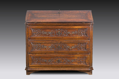 Bureau-secr&eacute;taire en ch&ecirc;ne &agrave; d&eacute;cor floral, Li&egrave;ge, 18&egrave;me si&egrave;cle