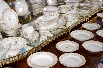 Een uitgebreid Duits 160-delig deels verguld en opengewerkt porseleinen servies met floraal decor, KPM, Berlijn, 19de/20ste eeuw