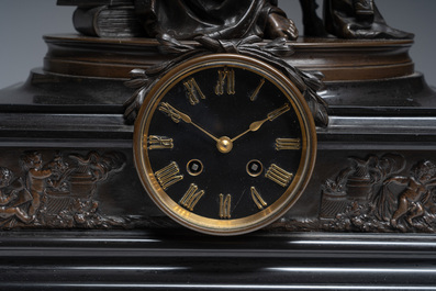 Pendule de chemin&eacute;e en bronze patin&eacute; et dor&eacute; et marbre noir couronn&eacute;e d'Erato par Mercier, France, 19&egrave;me si&egrave;cle