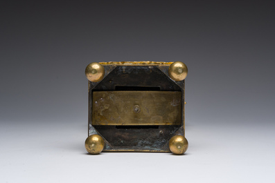 Pendule de chemin&eacute;e en bronze dor&eacute; de style empire &agrave; d&eacute;cor de cygnes, France, 19&egrave;me/20&egrave;me si&egrave;cle