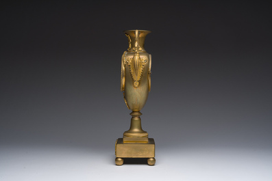 Pendule de chemin&eacute;e en bronze dor&eacute; de style empire &agrave; d&eacute;cor de cygnes, France, 19&egrave;me/20&egrave;me si&egrave;cle