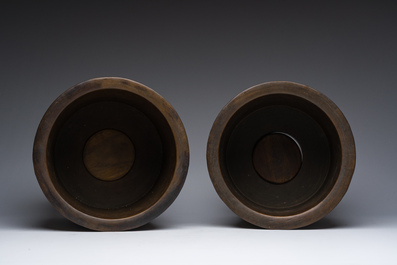 Deux pots &agrave; pinceaux ou rouleaux en bois sculpt&eacute;, Chine, 19&egrave;me/20&egrave;me si&egrave;cle