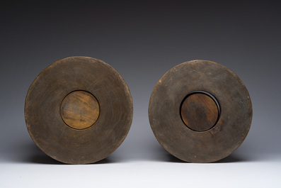 Deux pots &agrave; pinceaux ou rouleaux en bois sculpt&eacute;, Chine, 19&egrave;me/20&egrave;me si&egrave;cle