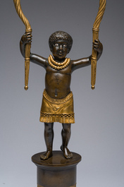 Een paar Franse verguld en gepatineerd bronzen Directoire kandelaars met twee lichtpunten in de vorm van toortsdragende Afrikanen, eind 18de eeuw