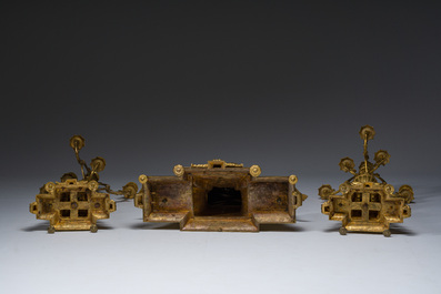 Importante garniture de chemin&eacute;e d'une pendule et deux candelabres en bronze dor&eacute;, France, 19&egrave;me si&egrave;cle