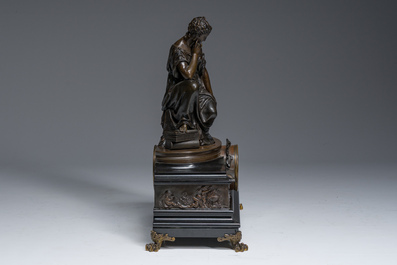 Pendule de chemin&eacute;e en bronze patin&eacute; et dor&eacute; et marbre noir couronn&eacute;e d'Erato par Mercier, France, 19&egrave;me si&egrave;cle