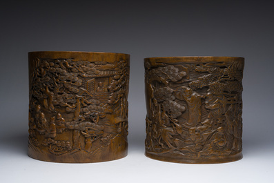 Deux pots &agrave; pinceaux ou rouleaux en bois sculpt&eacute;, Chine, 19&egrave;me/20&egrave;me si&egrave;cle
