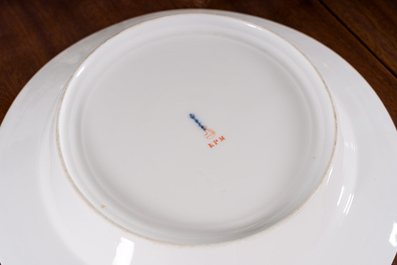 Een uitgebreid Duits 160-delig deels verguld en opengewerkt porseleinen servies met floraal decor, KPM, Berlijn, 19de/20ste eeuw