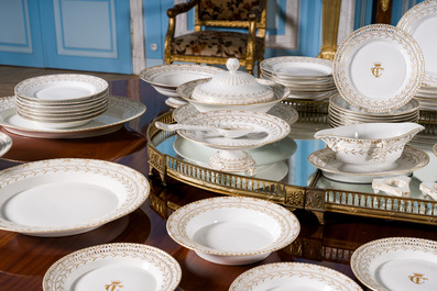 Een uitgebreid Duits 160-delig deels verguld en opengewerkt porseleinen servies met floraal decor, KPM, Berlijn, 19de/20ste eeuw