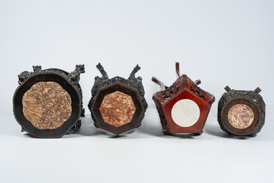 Quatre socles en bois sculpt&eacute; et ajour&eacute; aux plateaux en marbre, Chine, 19&egrave;me/20&egrave;me si&egrave;cle