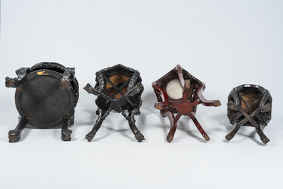 Quatre socles en bois sculpt&eacute; et ajour&eacute; aux plateaux en marbre, Chine, 19&egrave;me/20&egrave;me si&egrave;cle