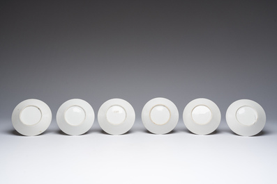 Service &agrave; caf&eacute; et th&eacute; recompos&eacute; de 22 pi&egrave;ces en porcelaine de Bruxelles ou Paris partiellement dor&eacute;e, 19&egrave;me si&egrave;cle