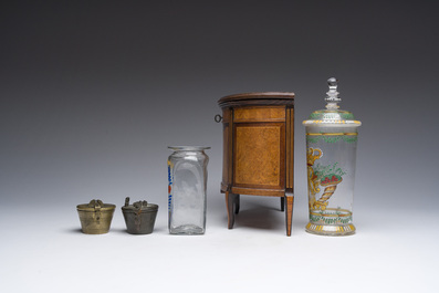 Lot vari&eacute; avec des poids de monnnaies, de la verrerie et un cabinet miniature, 19&egrave;me/20&egrave;me si&egrave;cle