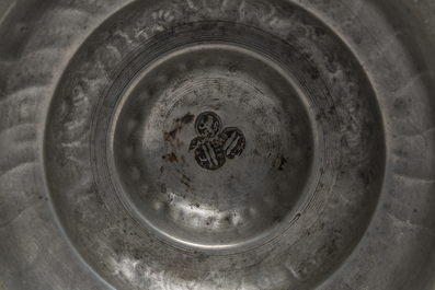 Coupe de c&eacute;r&eacute;monie ou de guilde en &eacute;tain grav&eacute;, Allemagne ou Suisse, deuxi&egrave;me moiti&eacute; du 18&egrave;me si&egrave;cle