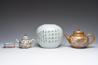 Deux th&eacute;i&egrave;res, un saleron et un pot en porcelaine de Chine famille rose, verte et qianijang cai, Yongzheng et post&eacute;rieur