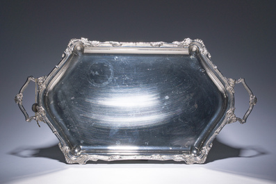 Service de quatre pi&egrave;ces avec deux plateaux de style historiciste en m&eacute;tal argent&eacute;, Milan, Italie, 20&egrave;me si&egrave;cle