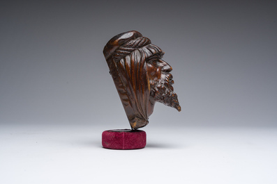 Trois sculptures en bois, dont un buste et une t&ecirc;te d'homme oriental, 17&egrave;me/19&egrave;me si&egrave;cle