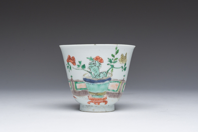 Deux assiettes en porcelaine de Chine de style Imari, une assiette famille verte &agrave; d&eacute;cor floral et une tasse &agrave; d&eacute;cor de dames et d'antiquit&eacute;s, Kangxi