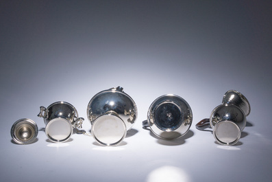 Service de quatre pi&egrave;ces avec deux plateaux de style historiciste en m&eacute;tal argent&eacute;, Milan, Italie, 20&egrave;me si&egrave;cle