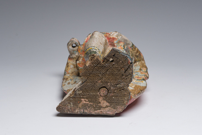 Een Vlaamse gepolychromeerd houten sculptuur van Sint-Rochus, 17de eeuw