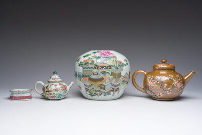 Deux th&eacute;i&egrave;res, un saleron et un pot en porcelaine de Chine famille rose, verte et qianijang cai, Yongzheng et post&eacute;rieur