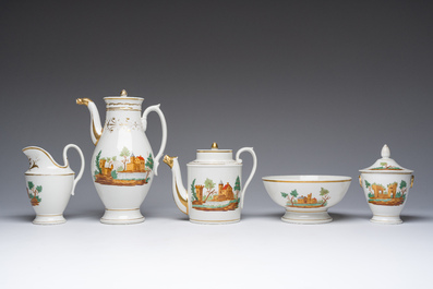 Service &agrave; caf&eacute; et th&eacute; recompos&eacute; de 22 pi&egrave;ces en porcelaine de Bruxelles ou Paris partiellement dor&eacute;e, 19&egrave;me si&egrave;cle