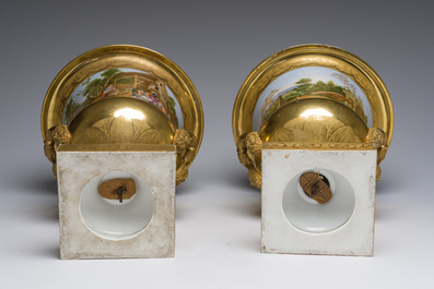Paire de vases en porcelaine de Paris polychrome et dor&eacute;e &agrave; d&eacute;cor de sc&egrave;nes d'apr&egrave;s Teniers, France, 19&egrave;me si&egrave;cle