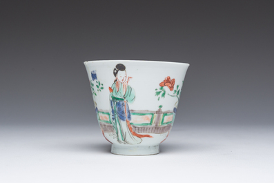 Deux assiettes en porcelaine de Chine de style Imari, une assiette famille verte &agrave; d&eacute;cor floral et une tasse &agrave; d&eacute;cor de dames et d'antiquit&eacute;s, Kangxi