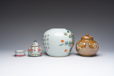 Deux th&eacute;i&egrave;res, un saleron et un pot en porcelaine de Chine famille rose, verte et qianijang cai, Yongzheng et post&eacute;rieur