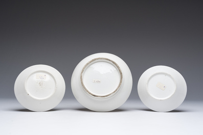 Service &agrave; caf&eacute; et th&eacute; recompos&eacute; de 22 pi&egrave;ces en porcelaine de Bruxelles ou Paris partiellement dor&eacute;e, 19&egrave;me si&egrave;cle