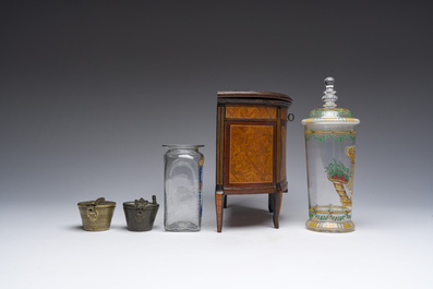 Lot vari&eacute; avec des poids de monnnaies, de la verrerie et un cabinet miniature, 19&egrave;me/20&egrave;me si&egrave;cle