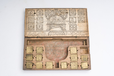 Lot vari&eacute; avec des poids de monnnaies, de la verrerie et un cabinet miniature, 19&egrave;me/20&egrave;me si&egrave;cle