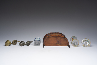 Lot vari&eacute; avec des poids de monnnaies, de la verrerie et un cabinet miniature, 19&egrave;me/20&egrave;me si&egrave;cle