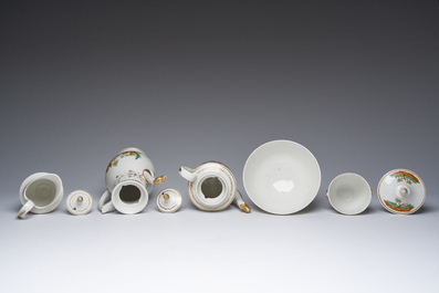 Service &agrave; caf&eacute; et th&eacute; recompos&eacute; de 22 pi&egrave;ces en porcelaine de Bruxelles ou Paris partiellement dor&eacute;e, 19&egrave;me si&egrave;cle