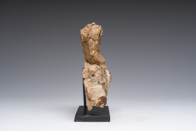 Een Chinees geglazuurd terracotta model van een draak, wellicht Tang