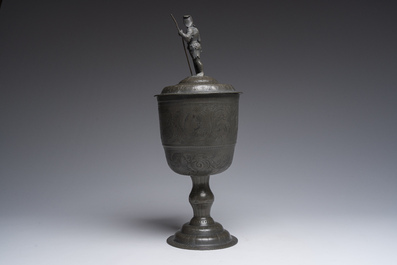 Coupe de c&eacute;r&eacute;monie ou de guilde en &eacute;tain grav&eacute;, Allemagne ou Suisse, deuxi&egrave;me moiti&eacute; du 18&egrave;me si&egrave;cle