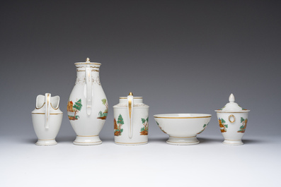 Service &agrave; caf&eacute; et th&eacute; recompos&eacute; de 22 pi&egrave;ces en porcelaine de Bruxelles ou Paris partiellement dor&eacute;e, 19&egrave;me si&egrave;cle