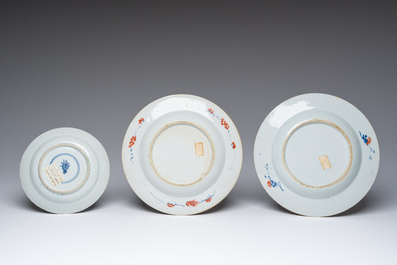 Deux assiettes en porcelaine de Chine de style Imari, une assiette famille verte &agrave; d&eacute;cor floral et une tasse &agrave; d&eacute;cor de dames et d'antiquit&eacute;s, Kangxi