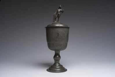 Coupe de c&eacute;r&eacute;monie ou de guilde en &eacute;tain grav&eacute;, Allemagne ou Suisse, deuxi&egrave;me moiti&eacute; du 18&egrave;me si&egrave;cle