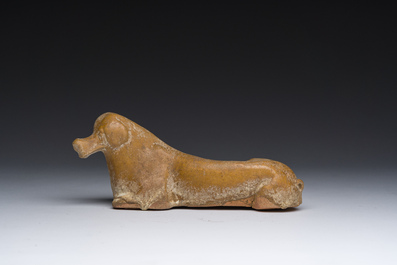 Mod&egrave;le d'un chien couch&eacute; en c&eacute;ramique &eacute;maill&eacute;e, Chine, probablement Han