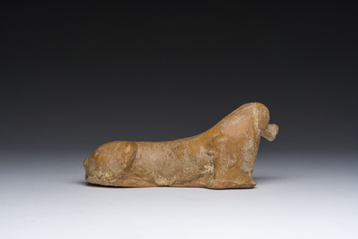 Mod&egrave;le d'un chien couch&eacute; en c&eacute;ramique &eacute;maill&eacute;e, Chine, probablement Han