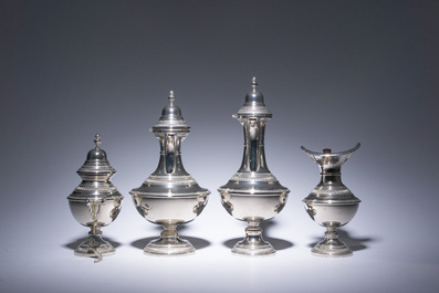 Service de quatre pi&egrave;ces avec deux plateaux de style historiciste en m&eacute;tal argent&eacute;, Milan, Italie, 20&egrave;me si&egrave;cle