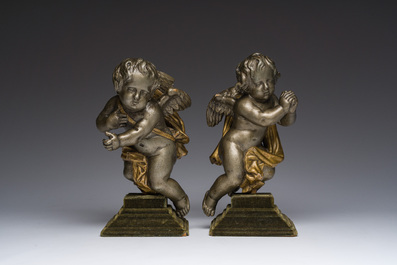 Paire de ch&eacute;rubins en bois sculpt&eacute;, argent&eacute; et dor&eacute;, 18&egrave;me/19&egrave;me si&egrave;cle