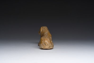 Mod&egrave;le d'un chien couch&eacute; en c&eacute;ramique &eacute;maill&eacute;e, Chine, probablement Han