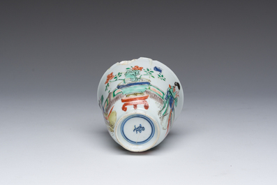 Deux assiettes en porcelaine de Chine de style Imari, une assiette famille verte &agrave; d&eacute;cor floral et une tasse &agrave; d&eacute;cor de dames et d'antiquit&eacute;s, Kangxi