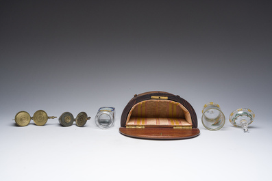 Lot vari&eacute; avec des poids de monnnaies, de la verrerie et un cabinet miniature, 19&egrave;me/20&egrave;me si&egrave;cle