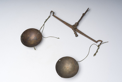 Lot vari&eacute; avec des poids de monnnaies, de la verrerie et un cabinet miniature, 19&egrave;me/20&egrave;me si&egrave;cle