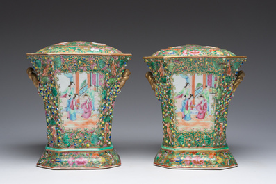 Paire de pique-fleurs en porcelaine de Chine famille rose de Canton &agrave; d&eacute;cor en relief et d'oiseaux parmi des branches fleuries, 19&egrave;me si&egrave;cle